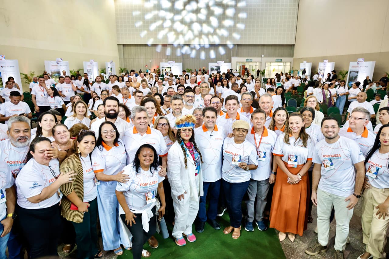 grupo de pessoas posa para a foto
